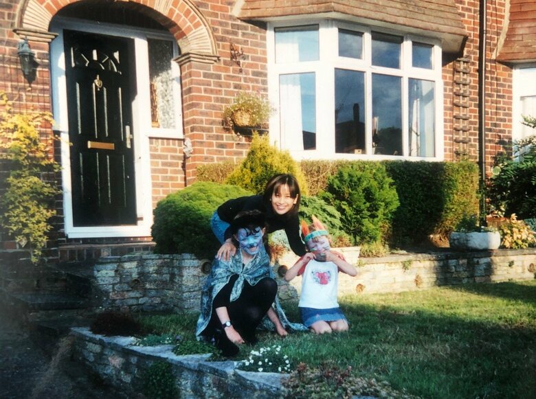 イギリス滞在中に撮ったホストファミリーのお孫さんたちと「サリー州の小さな街で時計のいらない生活でした」