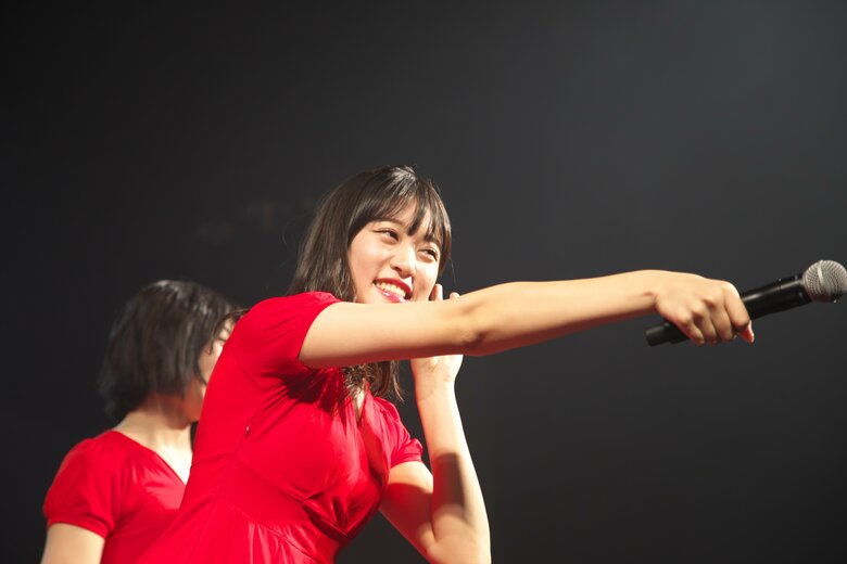 りんごを彷彿とさせる真っ赤な衣装が似合う王林さん。観客にマイクを向け、笑顔が輝いている