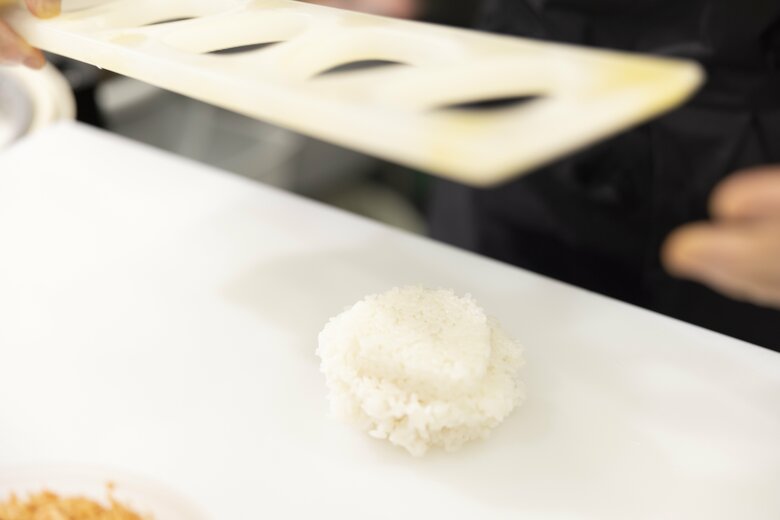 9／おにぎりをひっくり返す