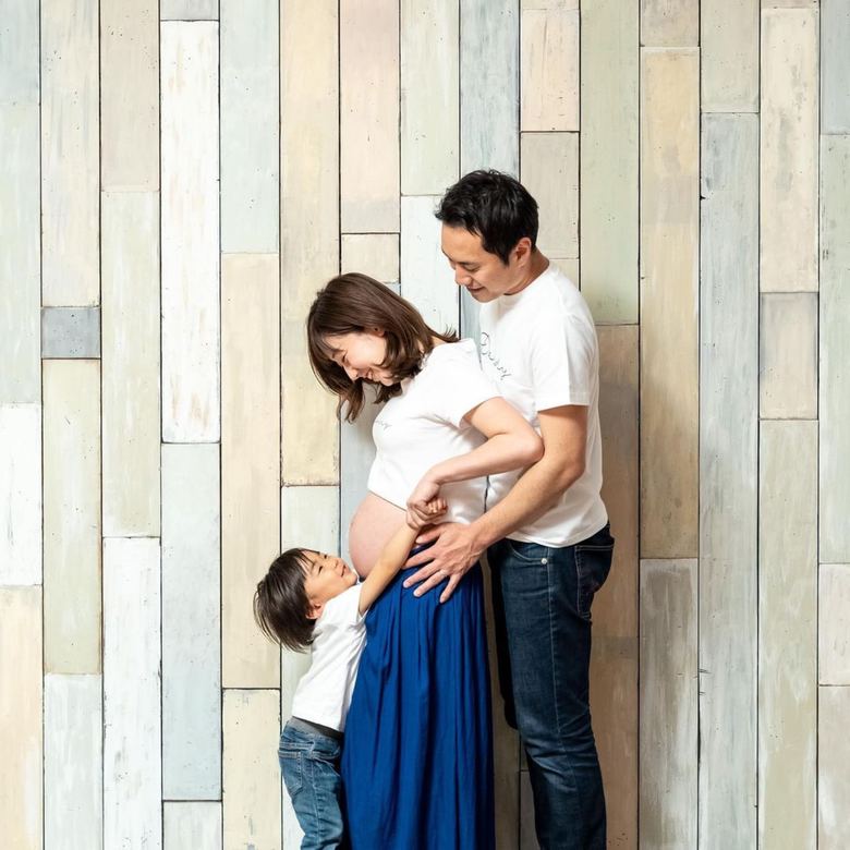 次男を妊娠中に撮影した家族そろってのマタニティフォト。幸せそうな家族の様子が垣間見える