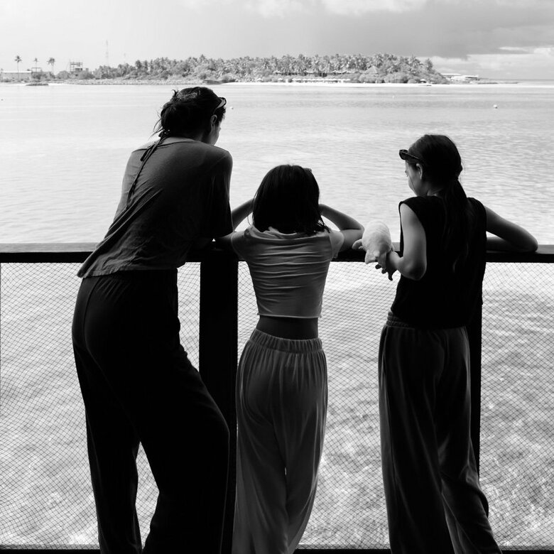 家族で訪れたモルディブの水上コテージでふたりの娘さんと