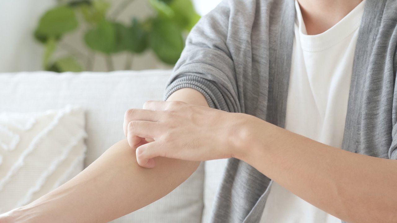 アレルギー反応でかゆがる男性