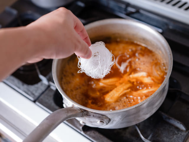 スープに春雨を加えるところ