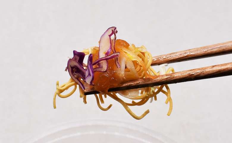 ファミマのおすすめサラダ「まぜて食べる! パリパリ麺サラダ」の実食画像