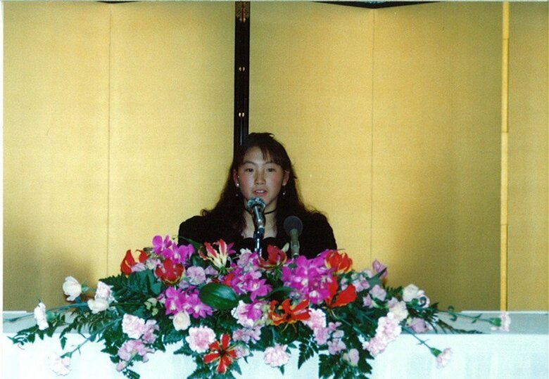 17歳でのプロデビュー時の会見の様子