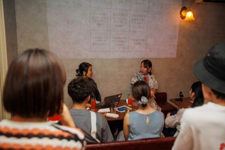 休業日の日曜日の夜、”普段なかなか会えないヒトと、普段なかなか話せないコトを話せる”トークイベント「裏水中」を開催