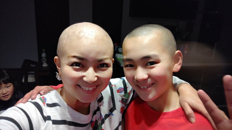 剣道部のため坊主頭にしている中学生の息子さんとおそろいの髪型で