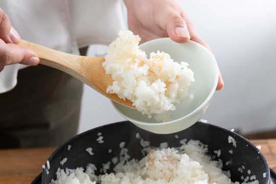 ▲ごはんを底の方から返してみると、少しおこげができていた。