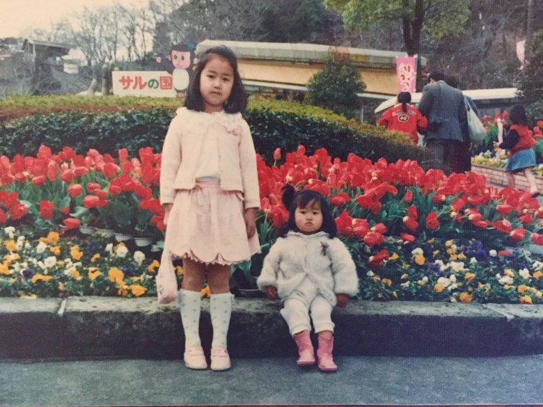 小学生のころの岡田さん（左）。妹さんとのショット