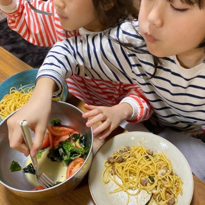 葉物野菜が苦手だった2人ですが、最近はチョレギサラダにはまり、西山さんを感動させたそうです（写真提供／本人）