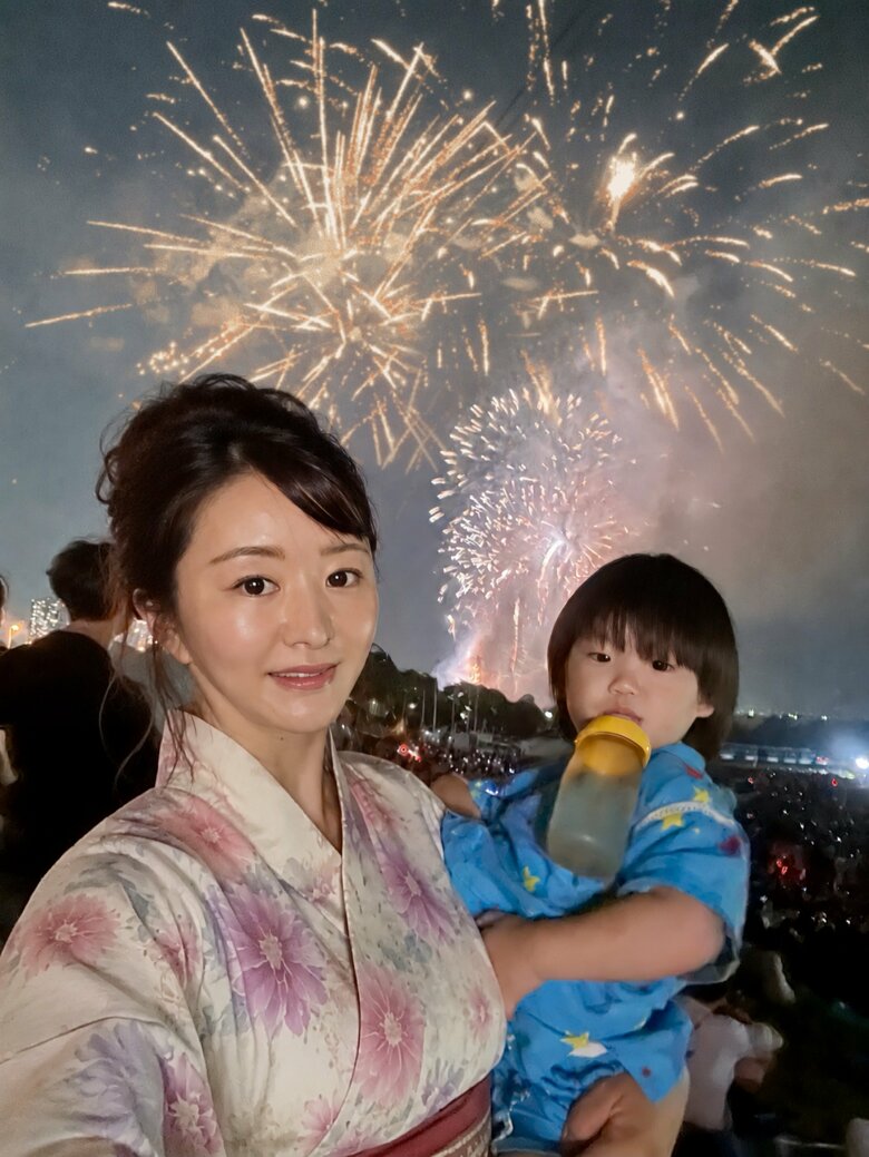 花火大会にて、花火は最高、人混みは修行だったと語る