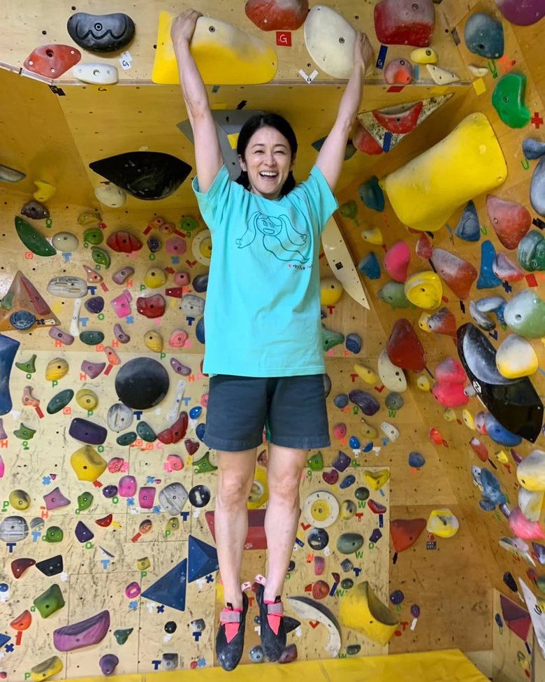 「モダチョキ」のTシャツで壁を登る濱田さん（「モダンチョキチョキズ」公式Instagramより）