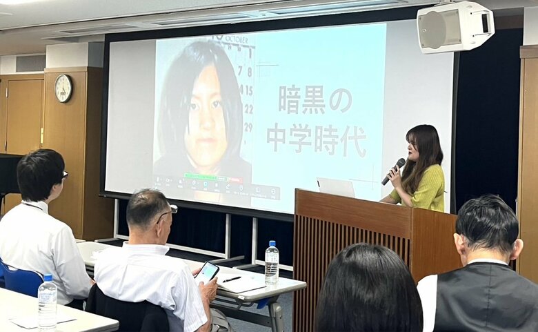 自身について講演するえみかさん