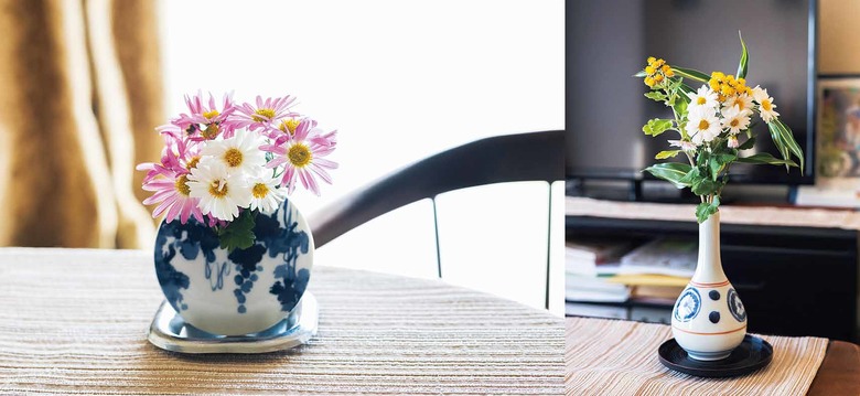 花瓶を集めるのが趣味。お気に入りの花瓶を部屋のあちこちに飾り、季節の草花を飾ることで、心地いい空間ができあがっている