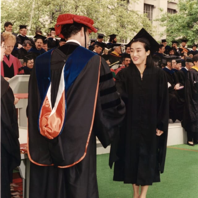 MITの卒業式で笑顔を見せる屋代さん