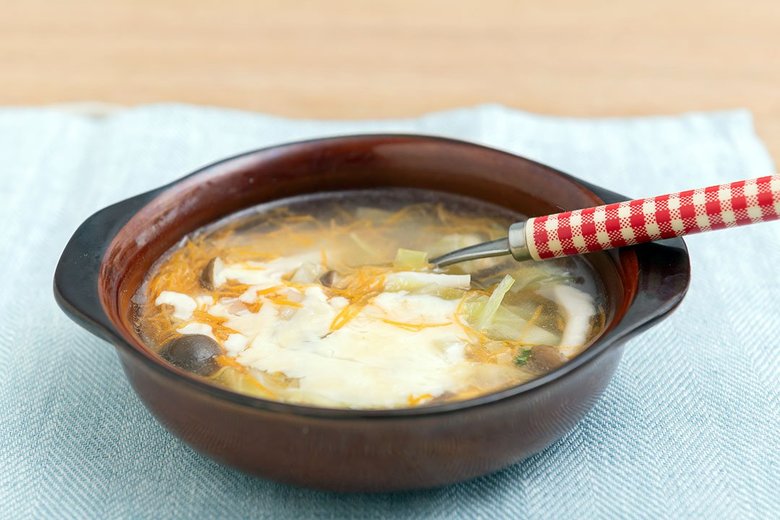 ▲冷蔵室に残っている野菜やきのこを使って手軽にもう一品完成する。