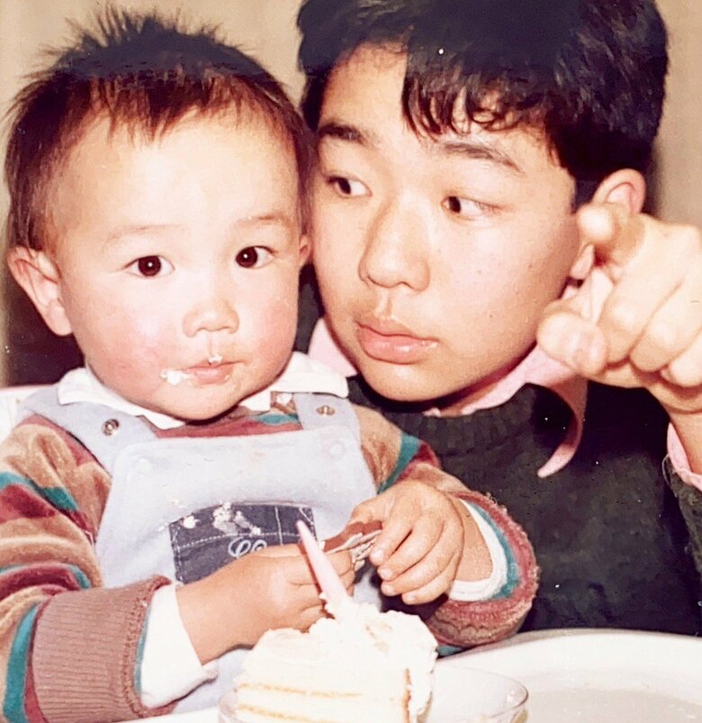 幼少期のフジタさんと兄