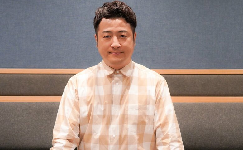 襟が小さいデザインのシャツ姿の水田さん