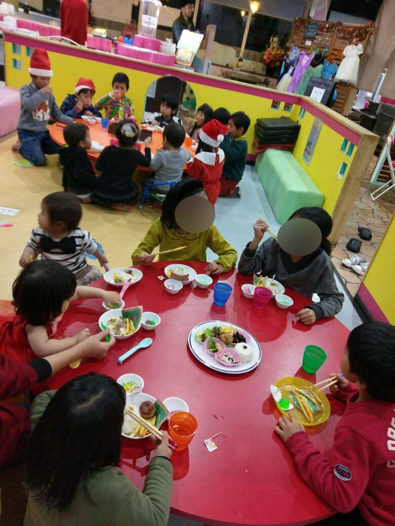 こども食堂を始めてまもないころ。こども食堂のクリスマス会の様子