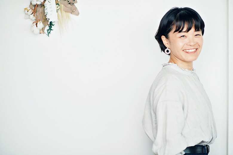 夫と長女（12歳）、次女（7歳）の4人家族。広告代理店でテレワークをしながら、シンプルライフ研究家として活動する。