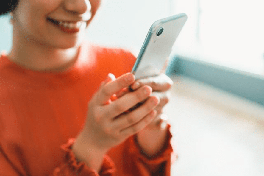 ネットショッピングする女性