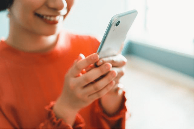 ネットショッピングする女性