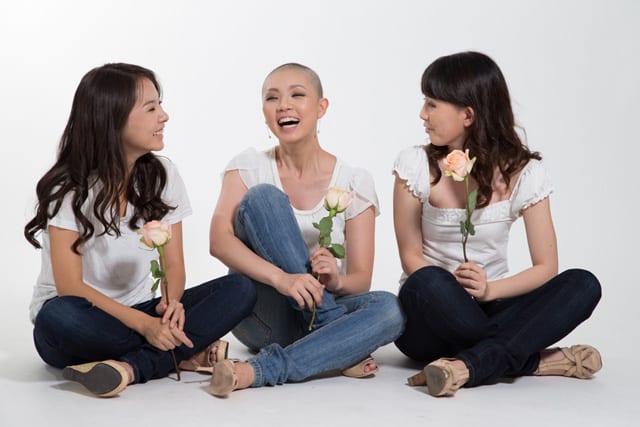 13年の闘病中に撮影 、Kokoさん（中央）と妹さんと（本人提供）