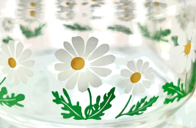 当時のものを忠実に再現しているというグラスの印刷のズレ。あえてほころびを残すことで、見る人をなごませているという。