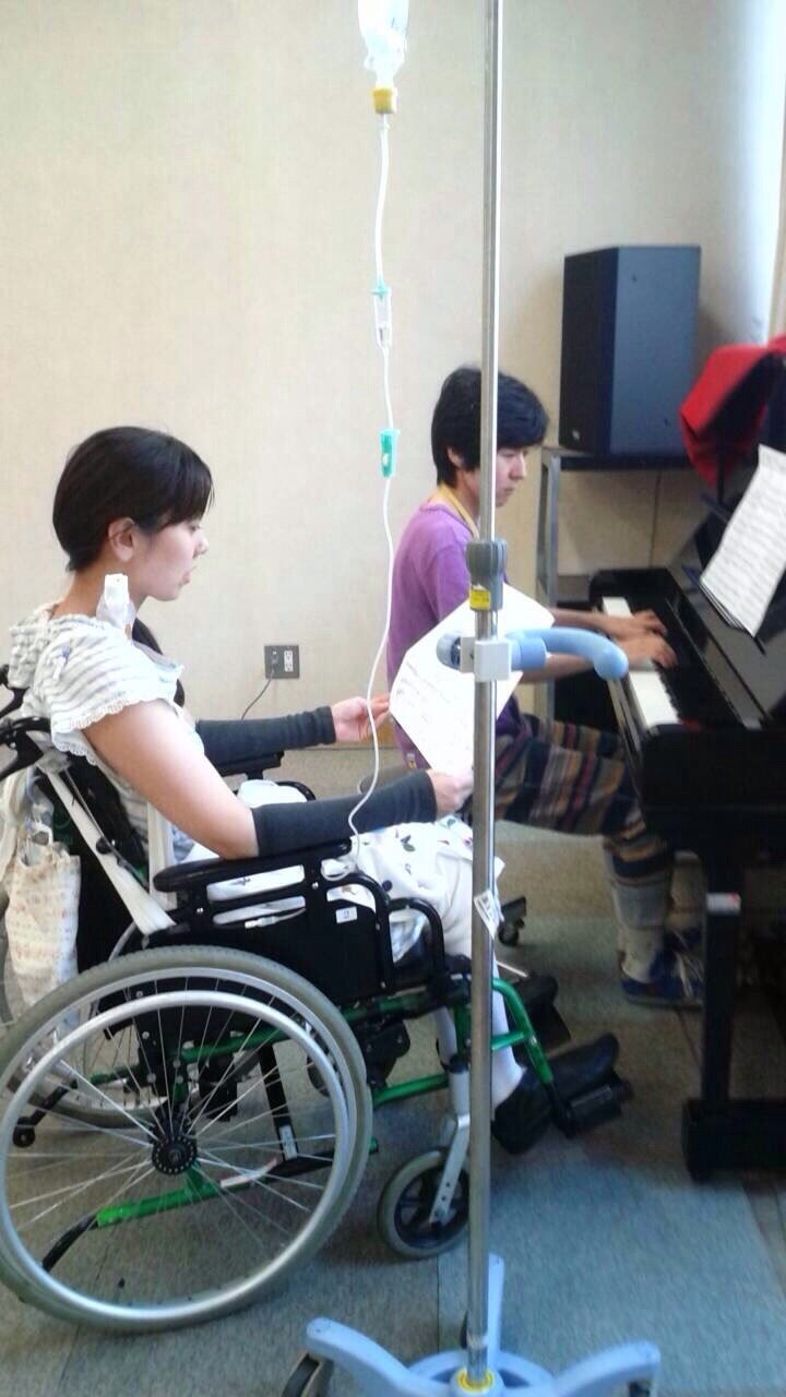 入院中は体幹が失われたため、車いすに体を縛りつけて毎日のように歌の練習をした