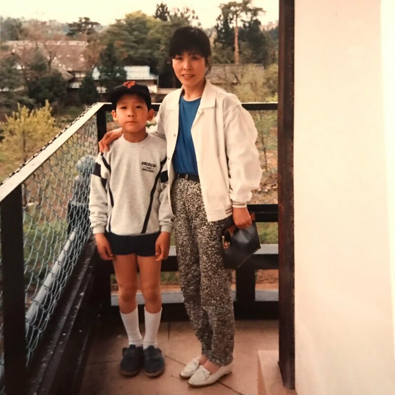 小学生のころの山本さんとお母さんの2ショット