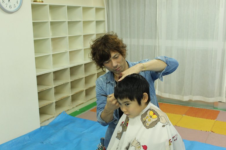 赤松さんは児童館で「スマイルカット」を始めたころから少しずつ子どもたちと信頼関係をつくり、親子の頼れる相手になっていった