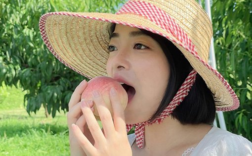 福島県産の桃をほおばる峯岸ちひろさん