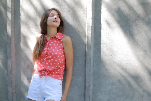 ノースリーブブラウスを着る女性の画像