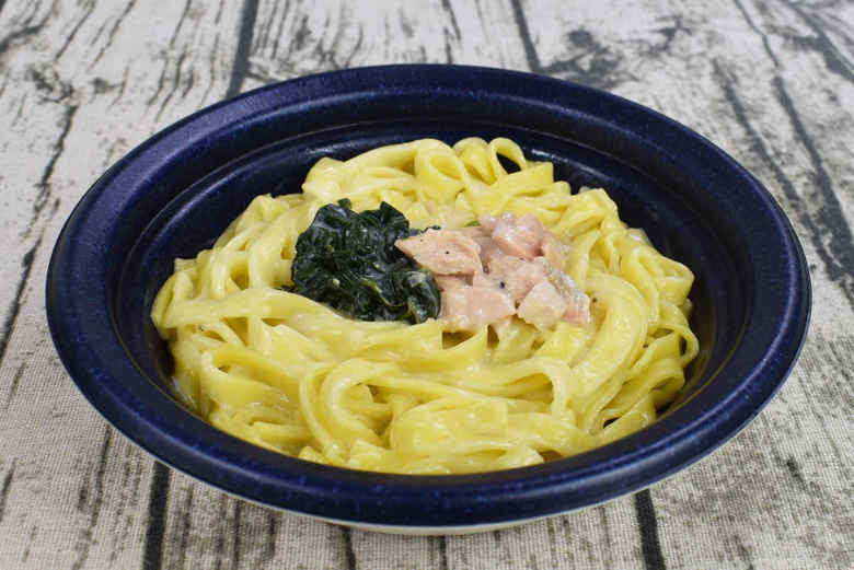 ローソンの人気メニュー「サーモンとほうれん草のレモンクリームパスタ」の商品画像03