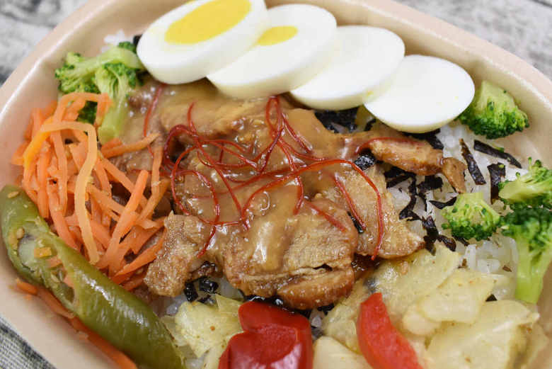 ファミマのオススメランチ「チャーシューのっけごはん」の実物画像03