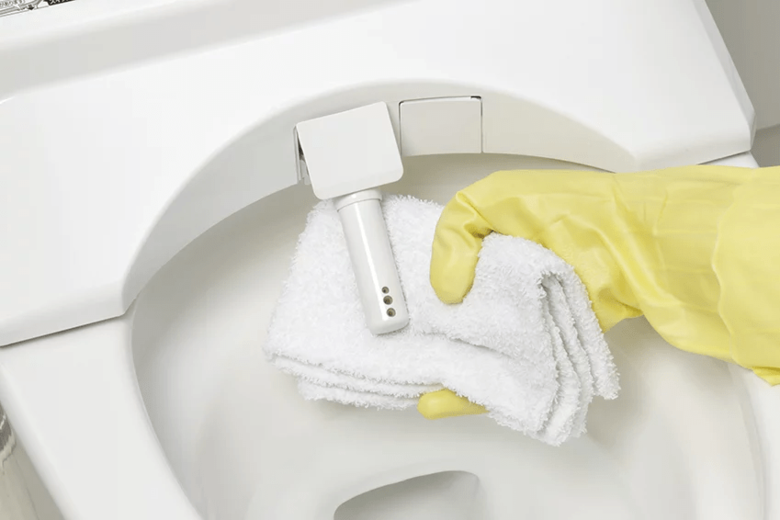 ノズルが手前に出てきたら柔らかい布製のもので水拭きするだけでOK