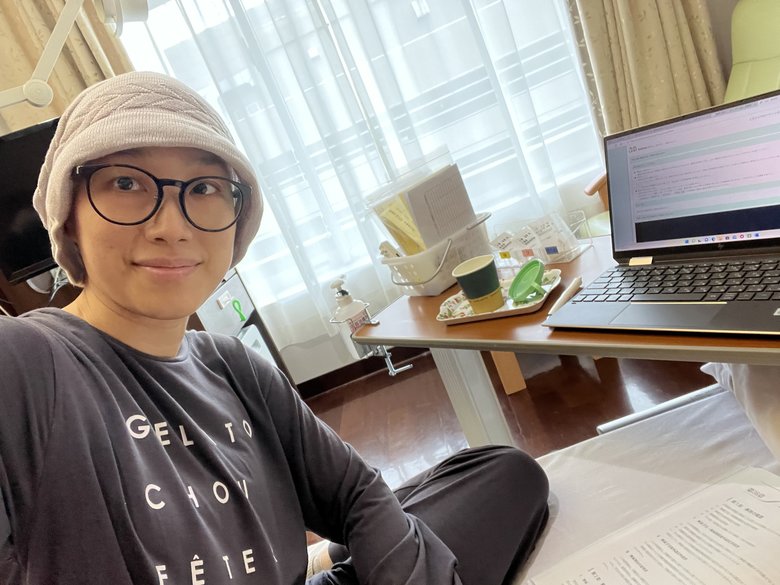 社会保険労務士の資格登録のため、調子がいいときに病院のベッドで研修を受講