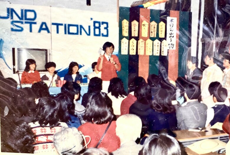 大学1年生で早稲田大学の放送研究会に所属し、学園祭の司会をしていたときの様子