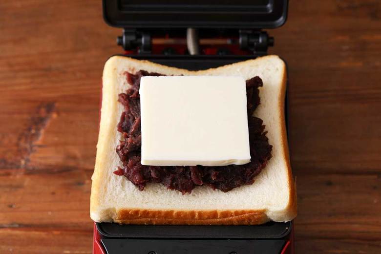 ホットサンドメーカーに①のパンをセットし、もう1枚のパンをのせたらカバーを閉じて焼く。