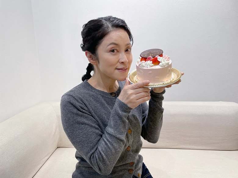 レギュラーを務めるラジオ番組にて、昨年の誕生日の際の1枚（「濱田マリ、これハマります」公式Instagramより）