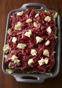 ひと口大に切った白菜を、サラダ油を塗った耐熱皿に入れ、その上に牛肉を広げてのせる。バターをちぎってのせ、ラップをかけて電子レンジ(600W)で5分加熱する。