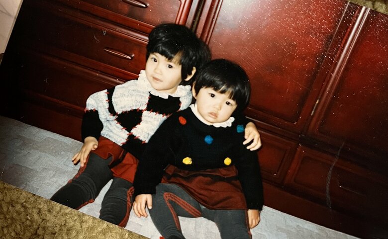 幼少期の青木裕子さん「かわいい妹と一緒に」