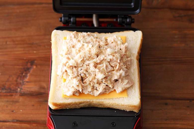 ホットサンドメーカーに③にセットする。もう1枚のパンをのせたらカバーを閉じて焼く。