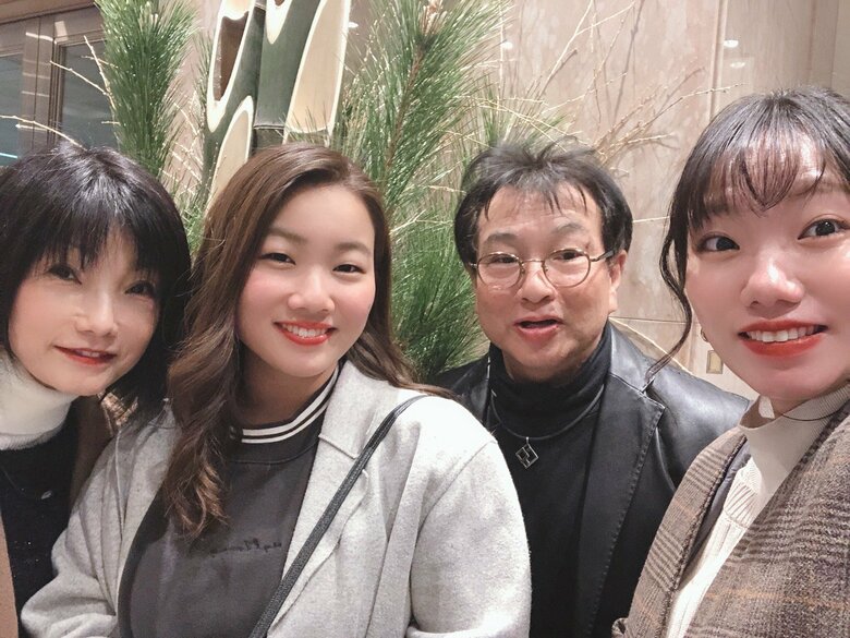 左から日高さん、次女、夫、長女