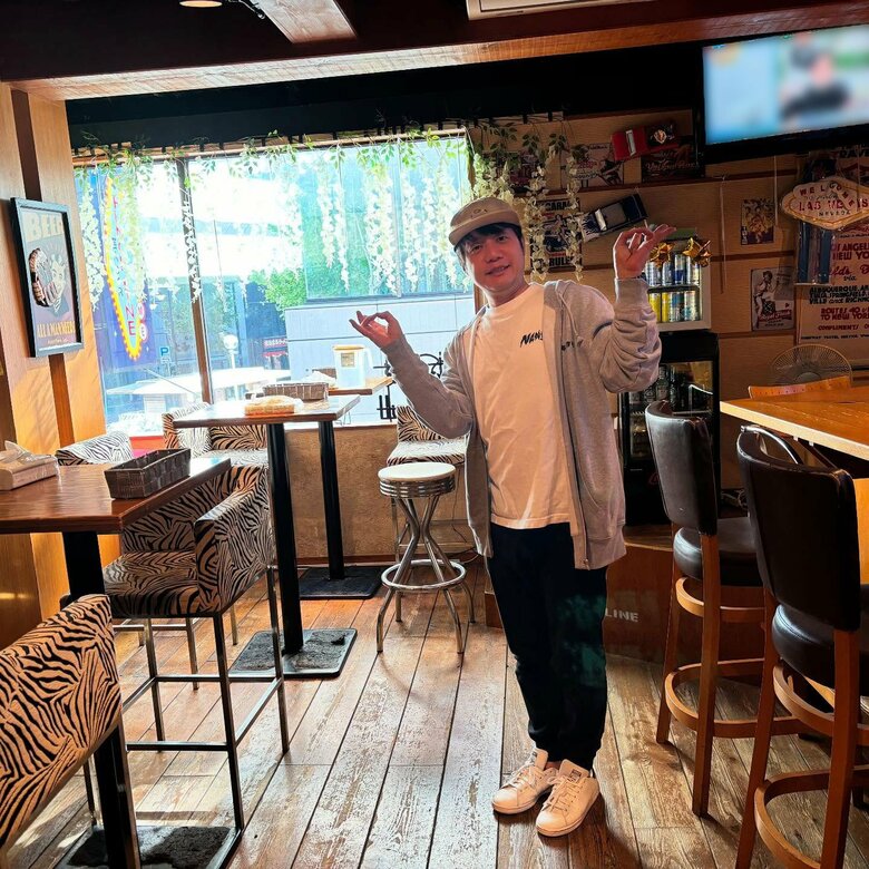 現在はカレー屋の店長としても活躍し店内でポーズをとる槙尾さん