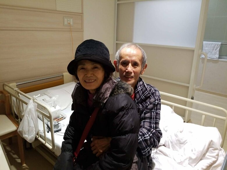 入院中の父を見舞う母