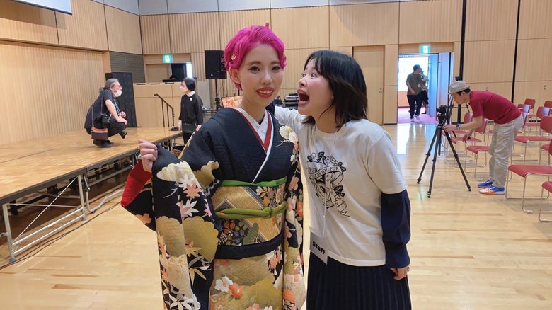 山本昌子さんのSNS投稿をきっかけに知り合い、今ではふざけたポーズが取れるほど信頼し合える関係に