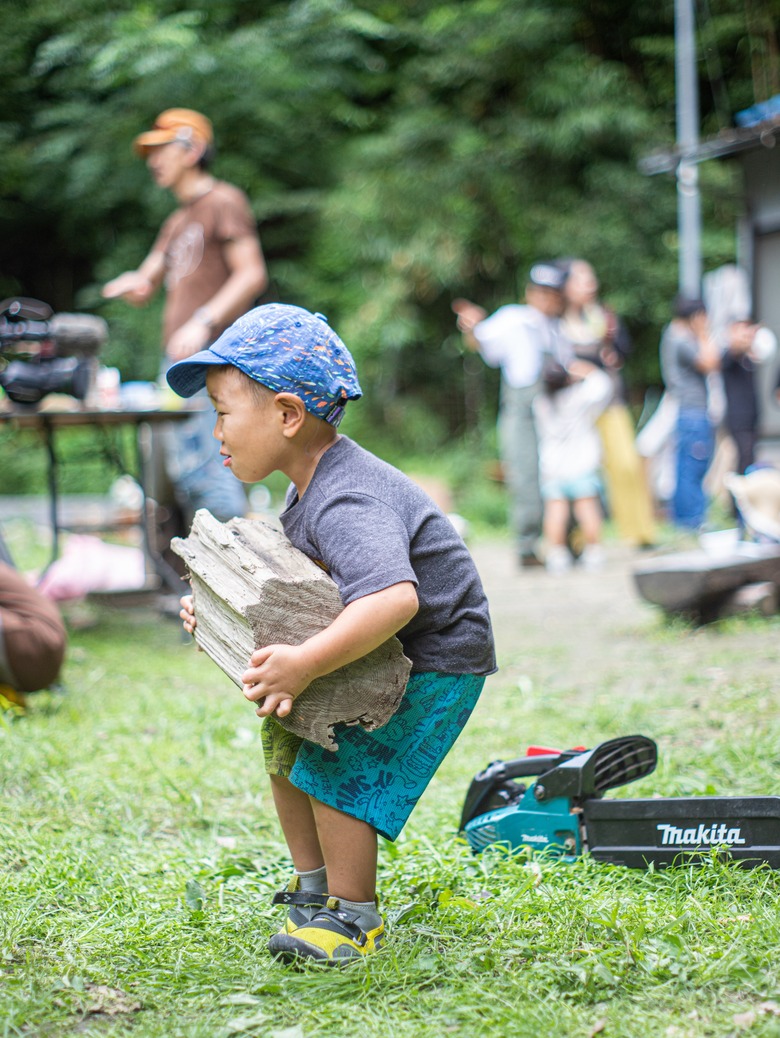 木を懸命に運ぶ子どもの様子