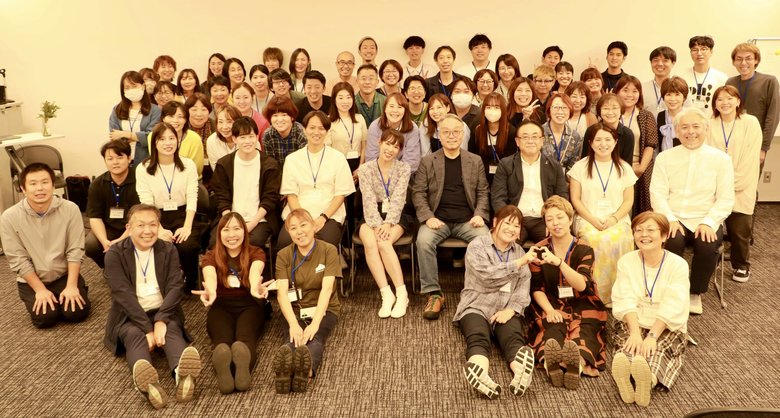 高橋さん（中央）と「ゆずりは」での活動の仲間たち