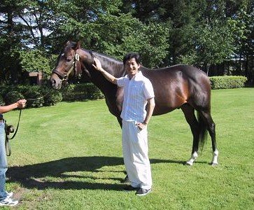 つらいワンオペ時の唯一の楽しみだったのは馬主生活で、一口馬主となったネオユニヴァースはダービーも制覇